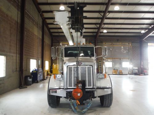 2009 PETERBULT 365 TRI AXLE, 26' FLATBED, 168' WORK HEIGHT ALTEC AC38-127S 38 TON 5 SECTION HYDRAULIC CRANE