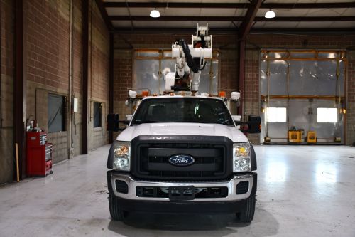2016 FORD F550, SERVICE BODY, 45' WORK HEIGHT ALTEC AT40G MODEL BOOM 