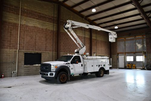 2016 FORD F550, SERVICE BODY, 45' WORK HEIGHT ALTEC AT40G MODEL BOOM 