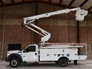 2015 FORD F550 4X4, SERVICE BODY, 45' WORK HEIGHT ALTEC AT40G MODEL BOOM 